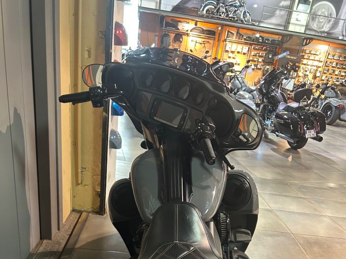 HARLEY-DAVIDSON TOURING STREET GLIDE 1923 CVO  4