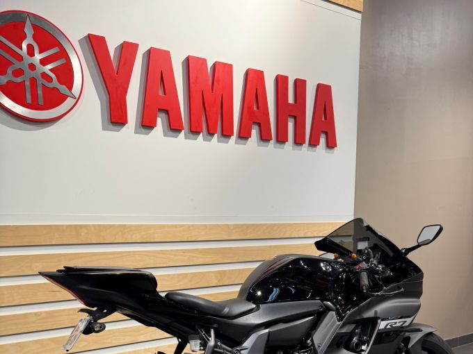 YAMAHA YZF-R7 4