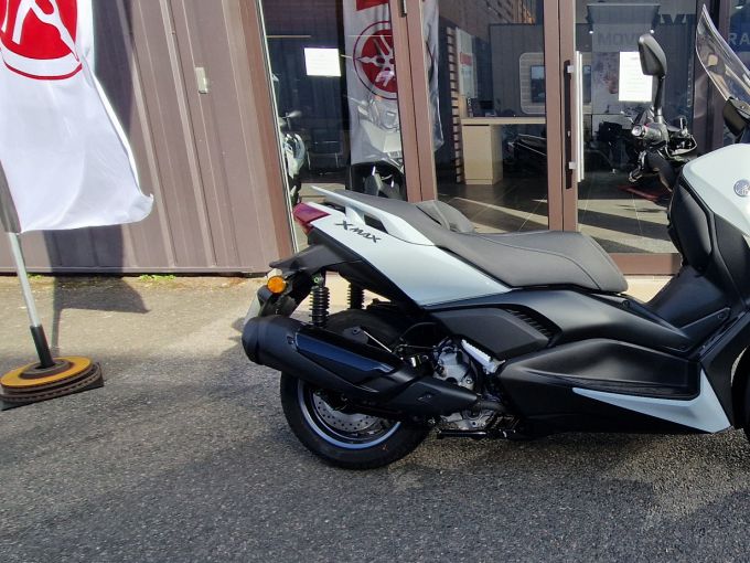 YAMAHA XMAX 300 Tech Max 4