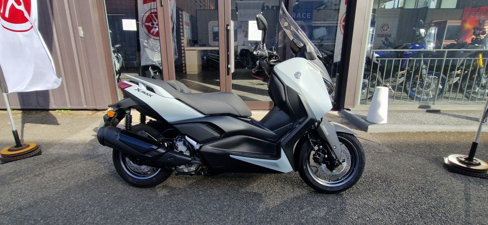 YAMAHA XMAX 300 Tech Max 4