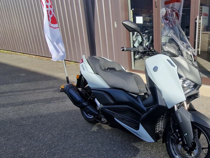 YAMAHA XMAX 300 Tech Max 4