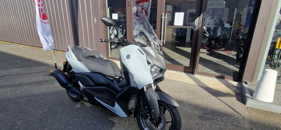 YAMAHA XMAX 300 Tech Max 4