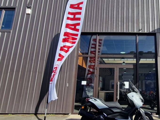 YAMAHA XMAX 300 Tech Max 4