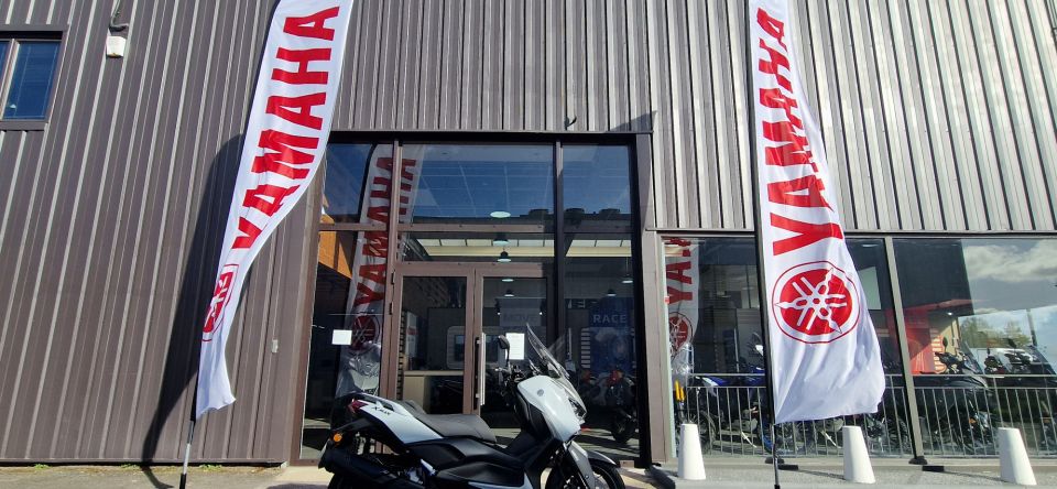 YAMAHA XMAX 300 Tech Max 4