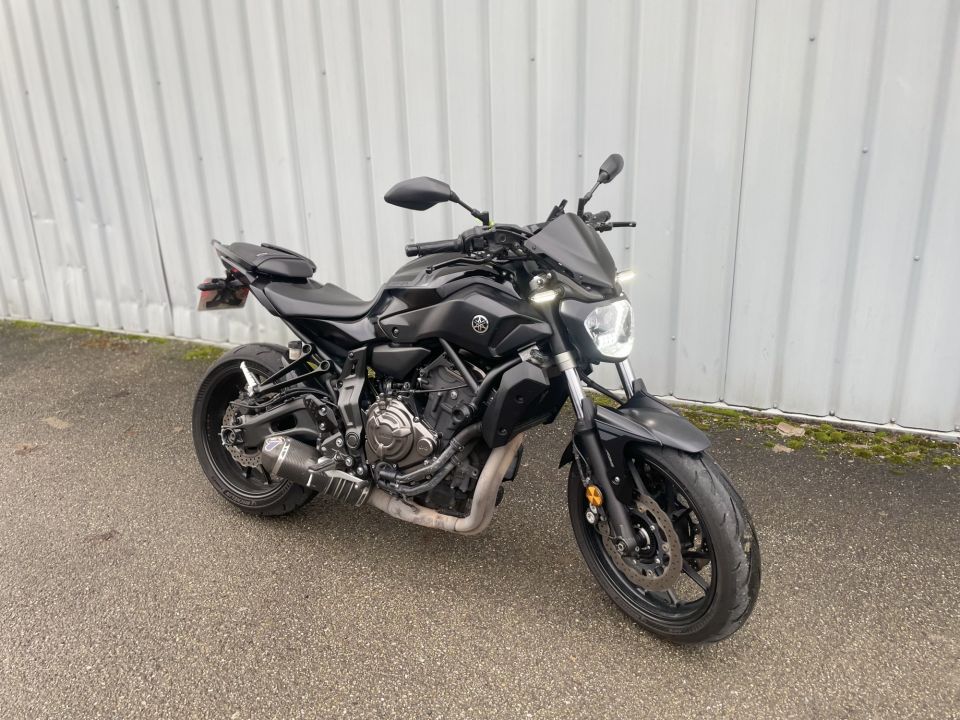 YAMAHA MT-07 4