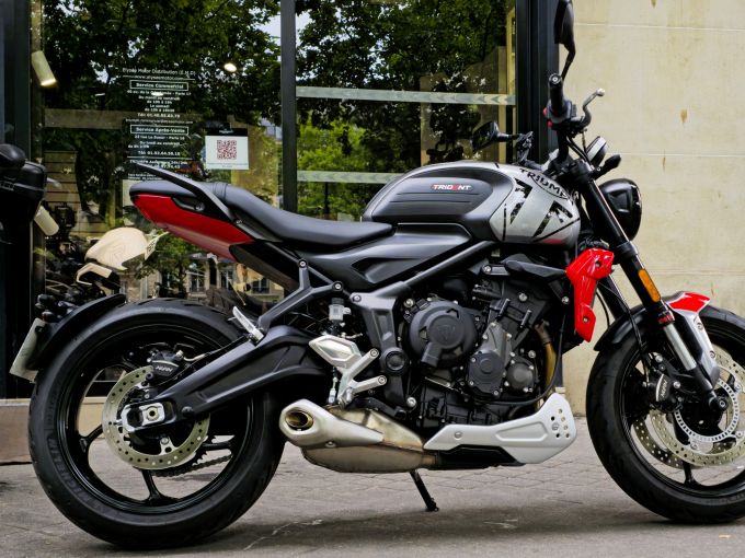 TRIUMPH TRIDENT 660 4