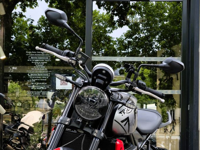 TRIUMPH TRIDENT 660 4