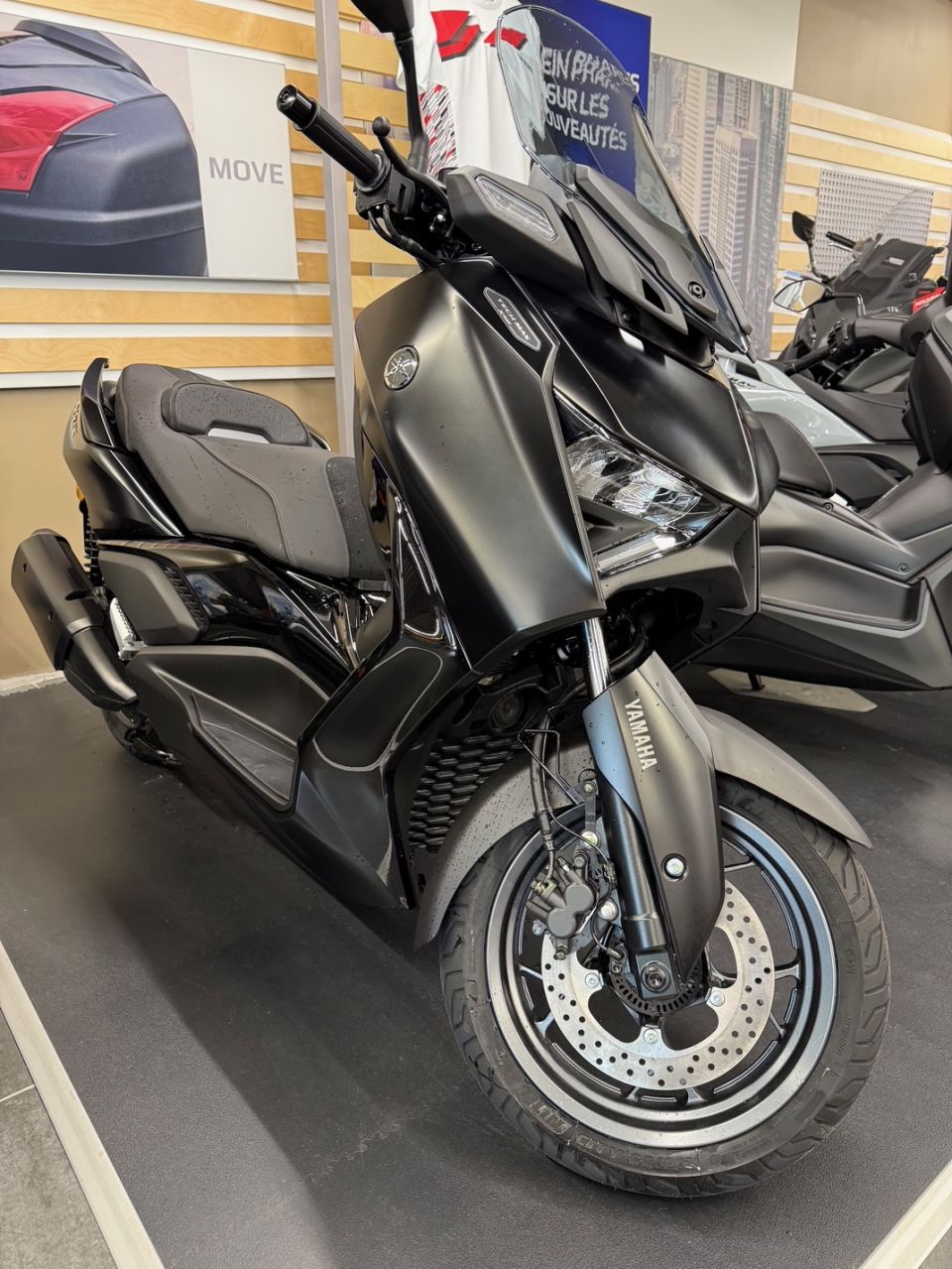 YAMAHA XMAX 300 Tech Max 4