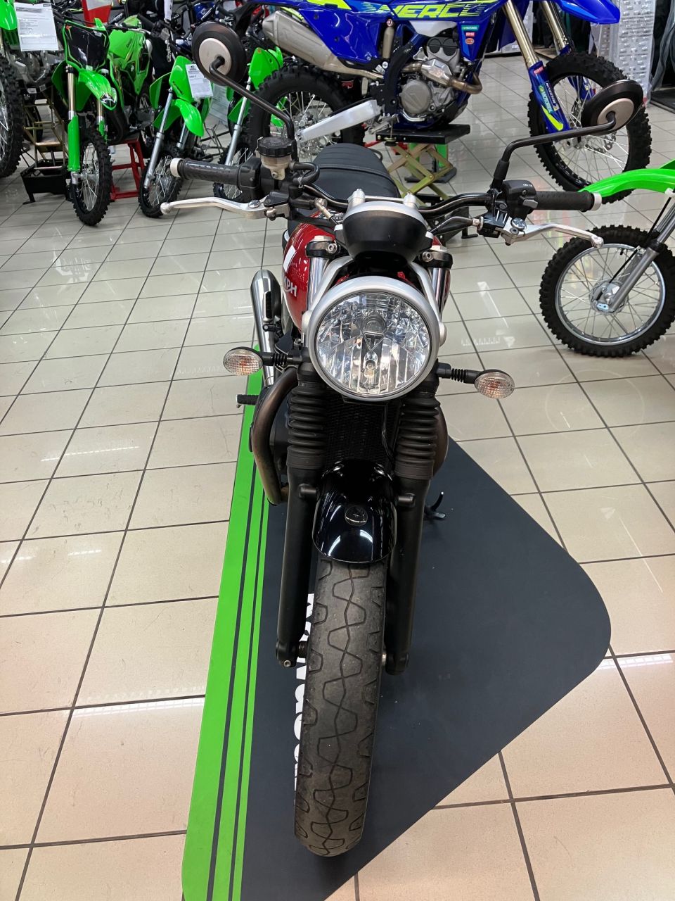 TRIUMPH STREET TWIN  900 4