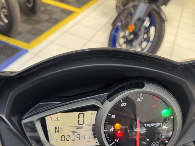TRIUMPH STREET TRIPLE 660 S A2 4