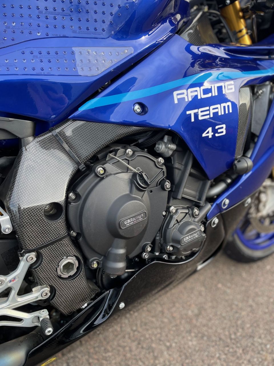 YAMAHA YZF 1000 R1 4