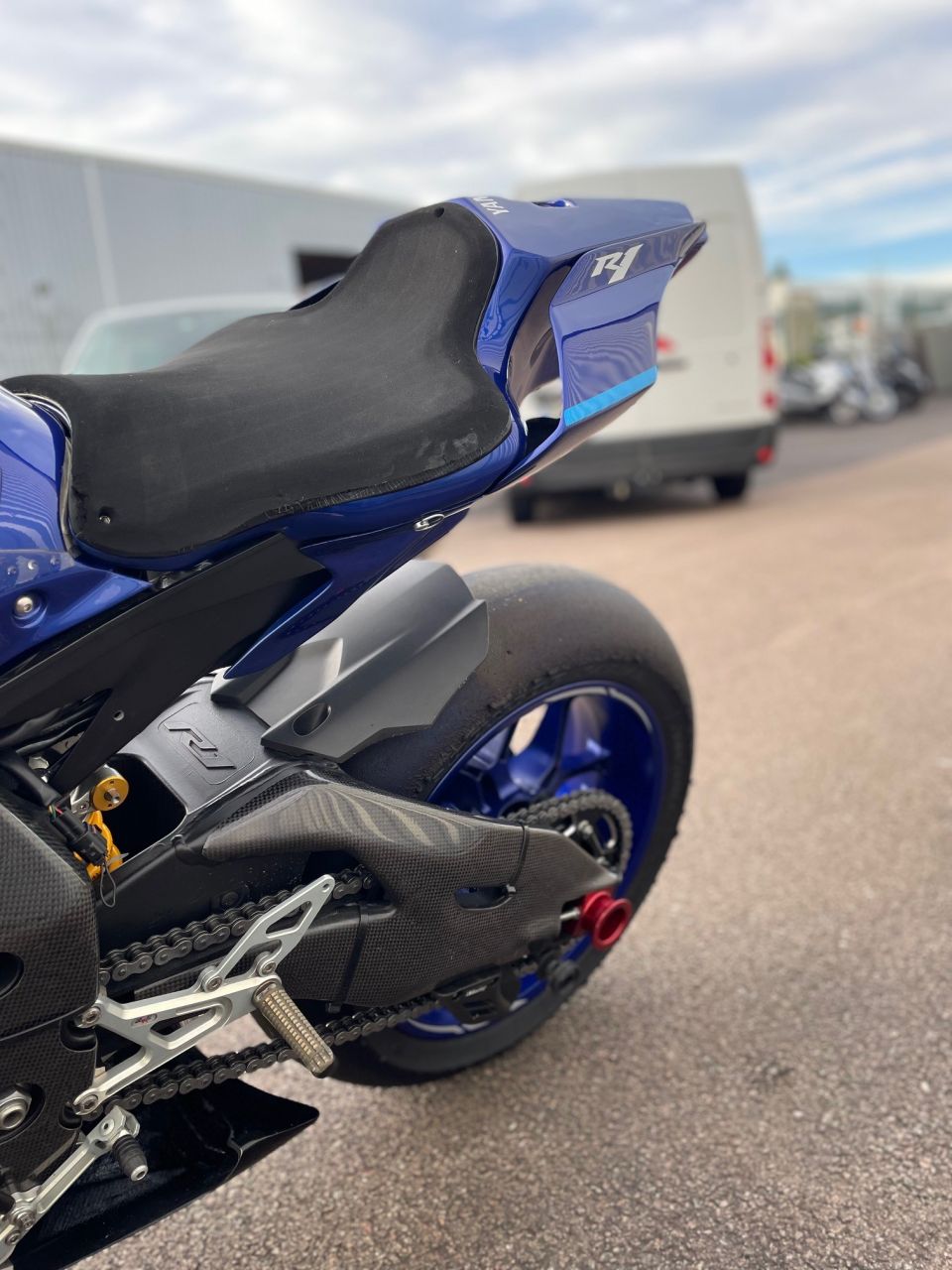 YAMAHA YZF 1000 R1 4