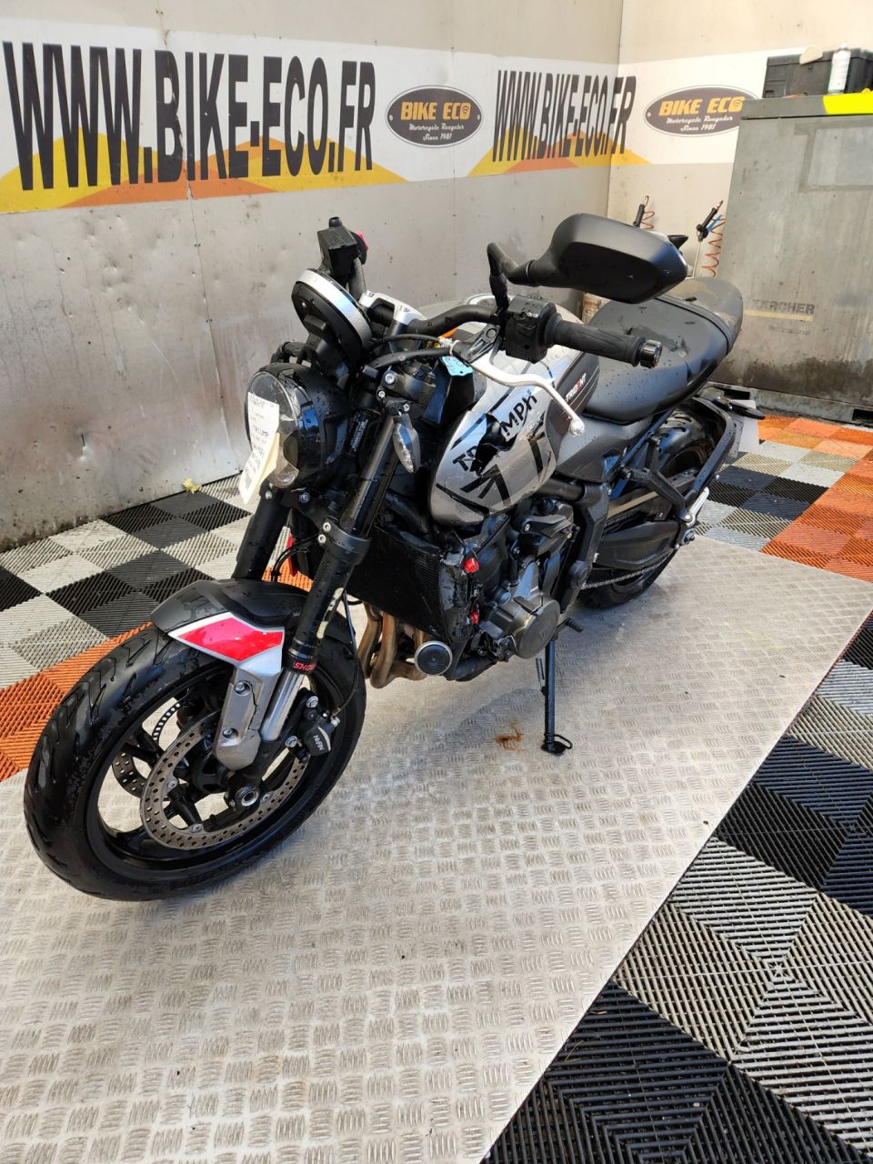 TRIUMPH TRIDENT 660 4