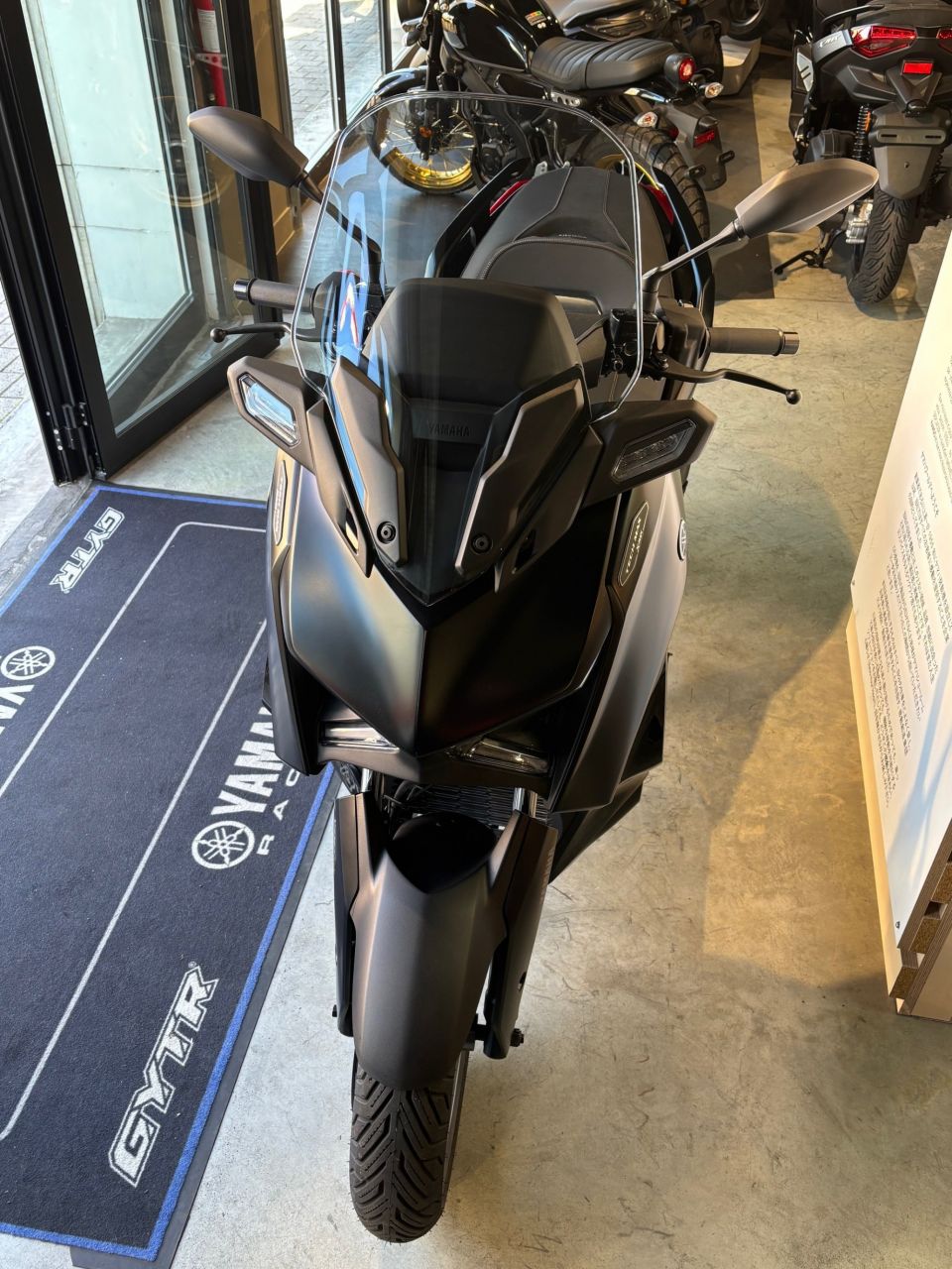 YAMAHA XMAX 300 Tech Max 4