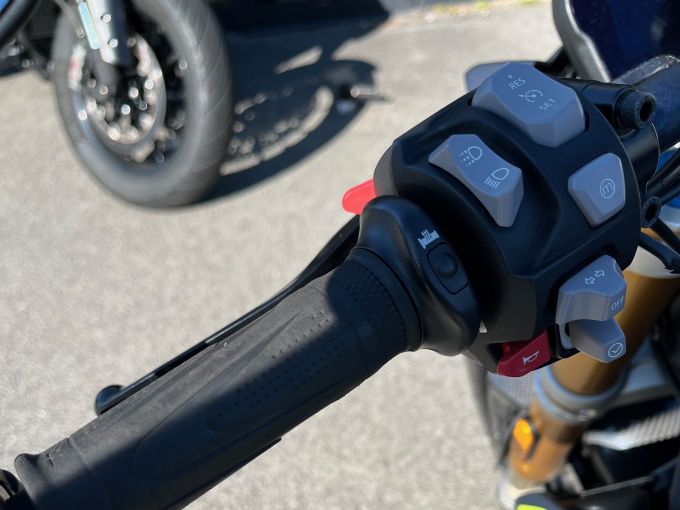 TRIUMPH SPEED TRIPLE 1200 RS 4