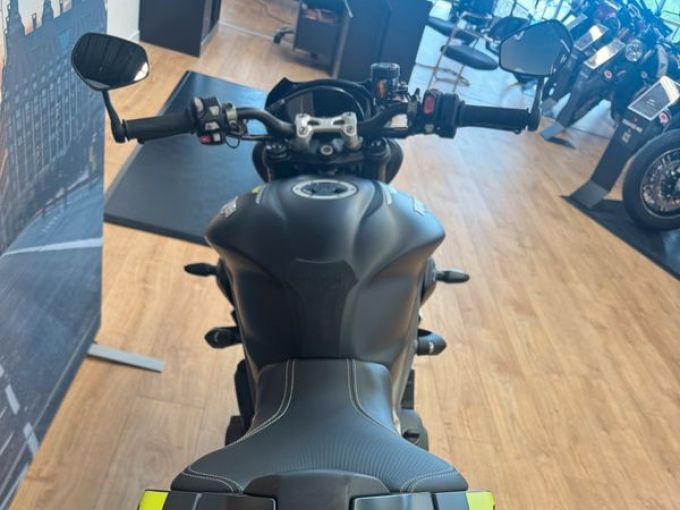 TRIUMPH STREET TRIPLE 765 RS 4