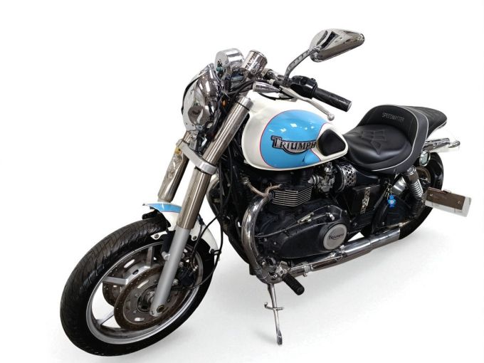 TRIUMPH SPEEDMASTER 900 4