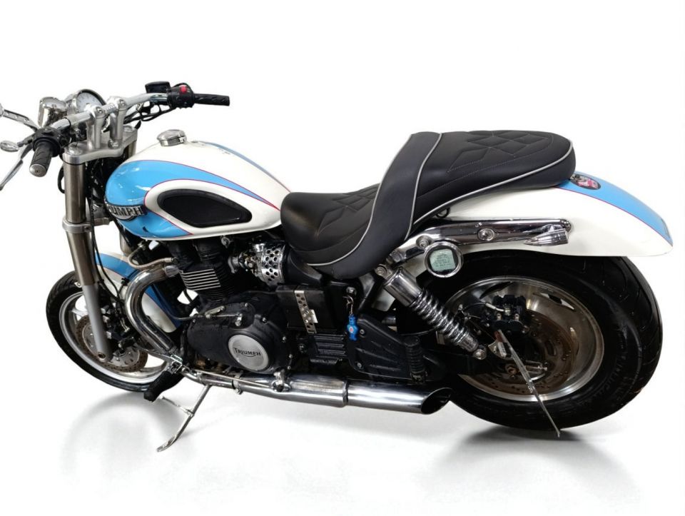 TRIUMPH SPEEDMASTER 900 4