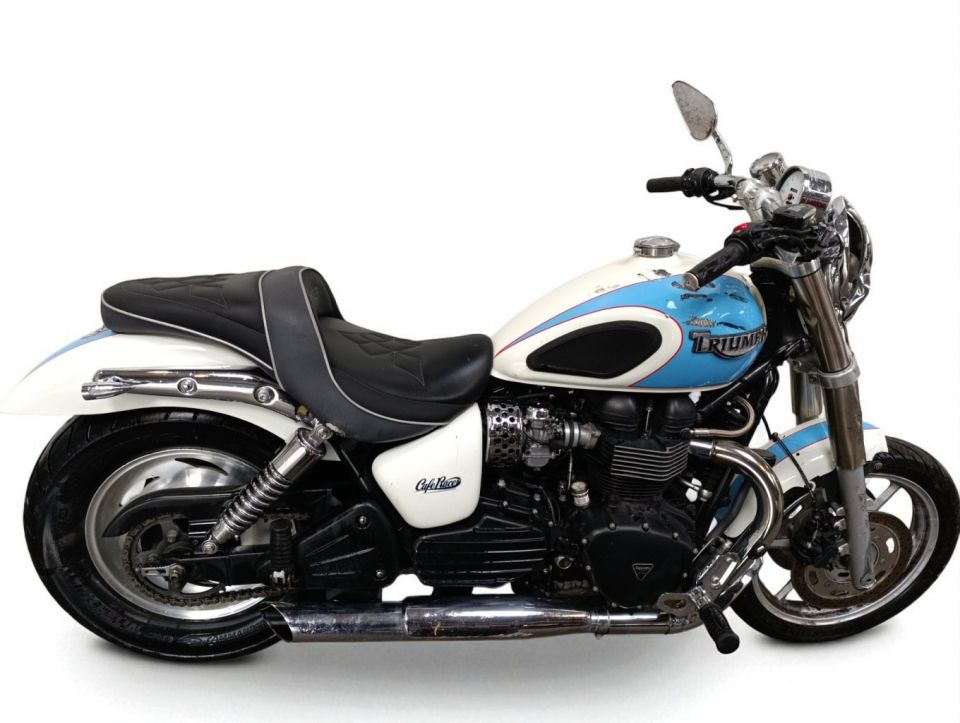 TRIUMPH SPEEDMASTER 900 4