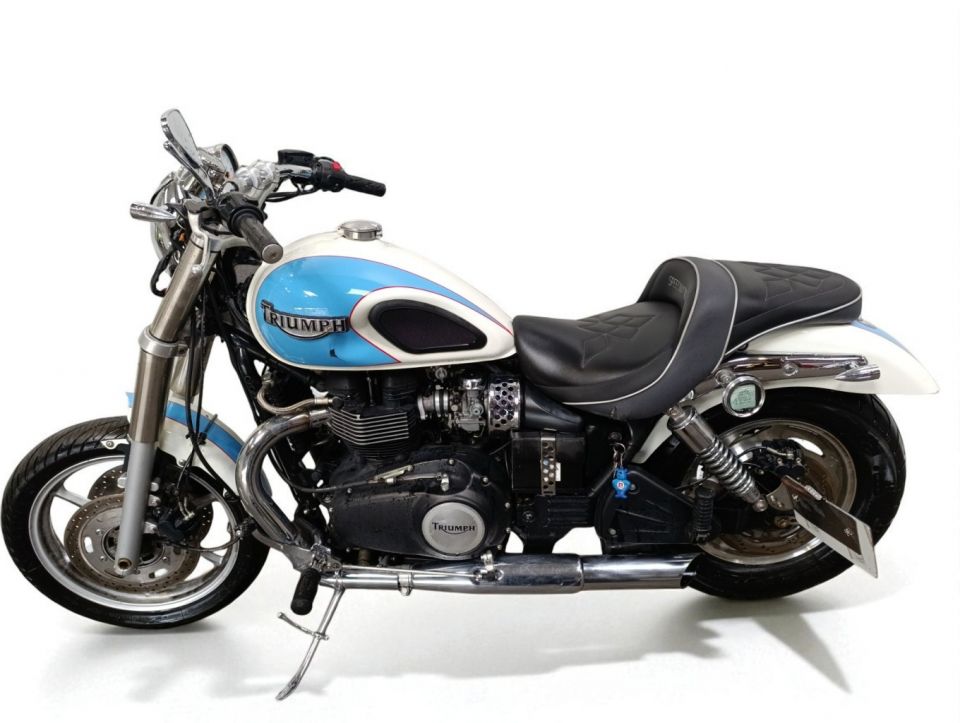 TRIUMPH SPEEDMASTER 900 4