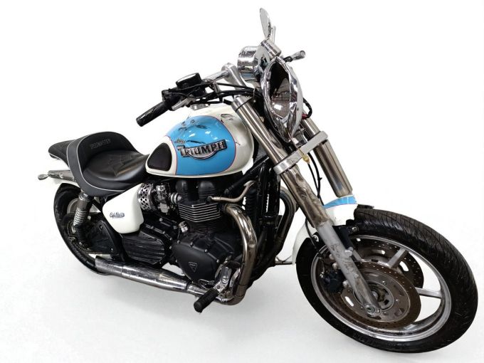 TRIUMPH SPEEDMASTER 900 4