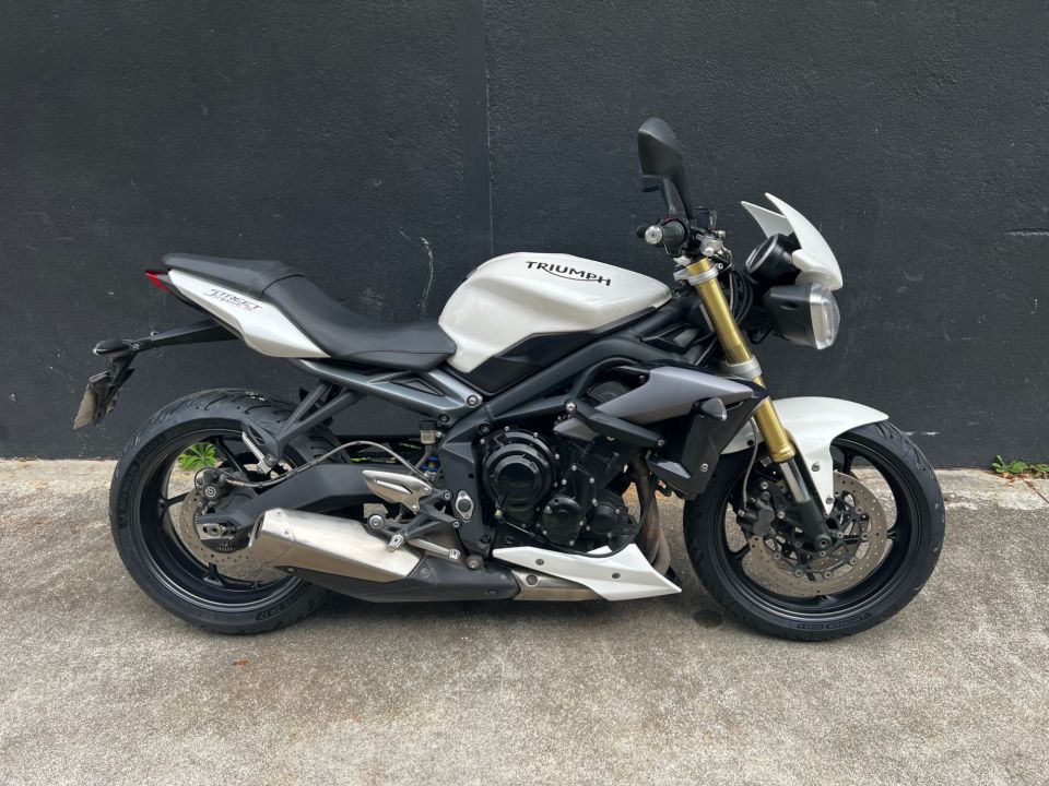 TRIUMPH STREET TRIPLE 675 4