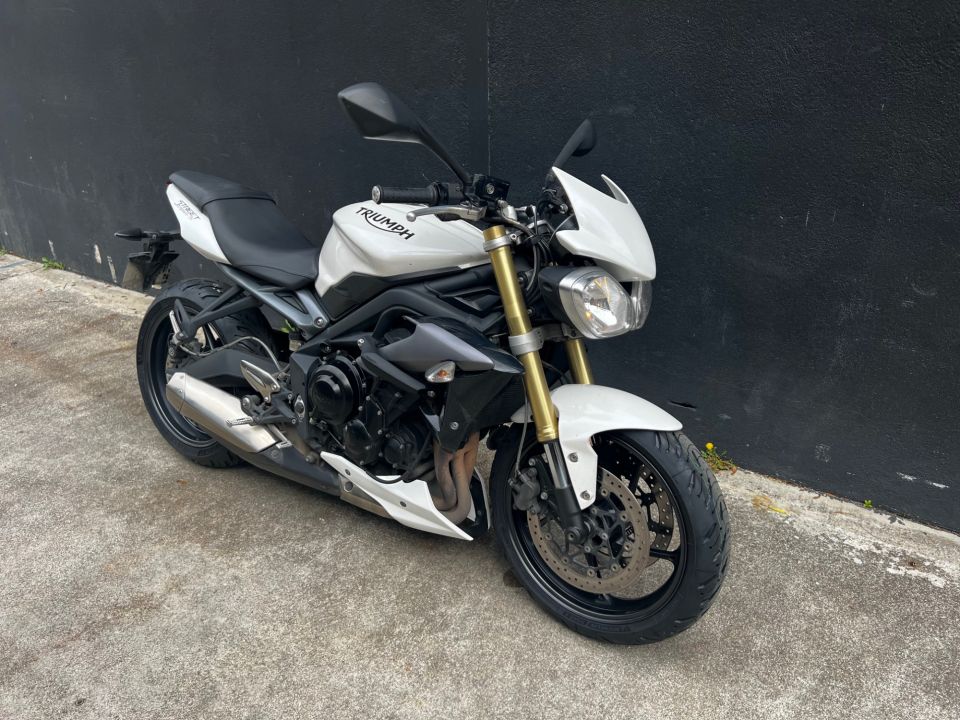 TRIUMPH STREET TRIPLE 675 4
