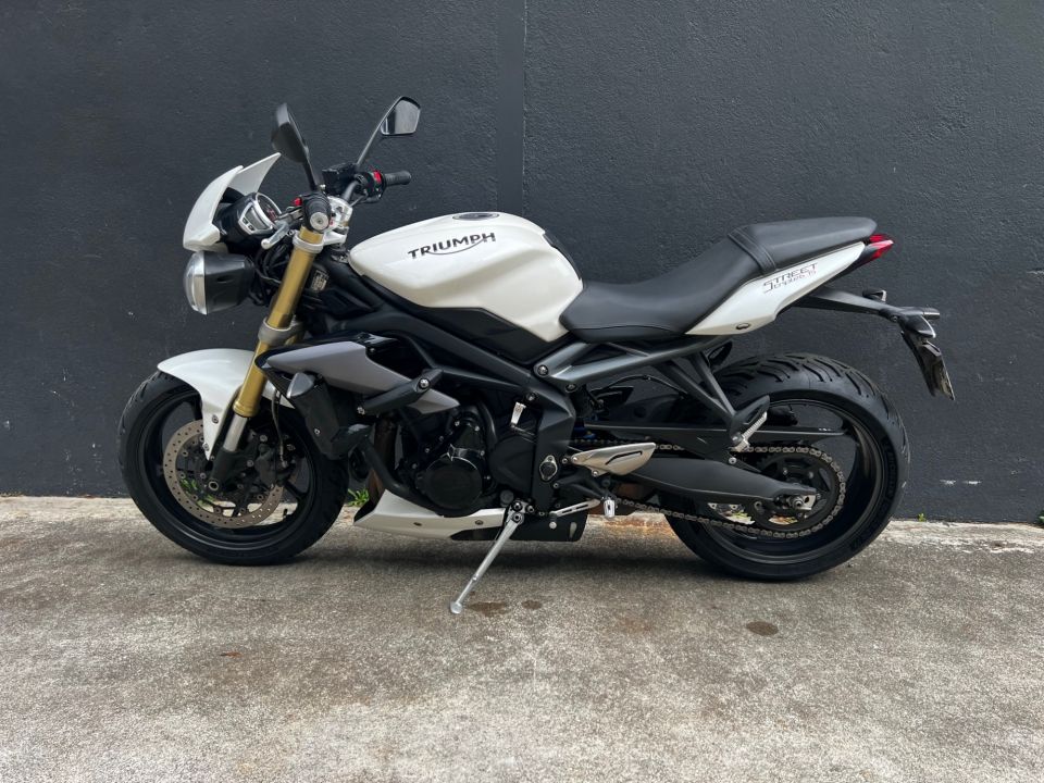 TRIUMPH STREET TRIPLE 675 4