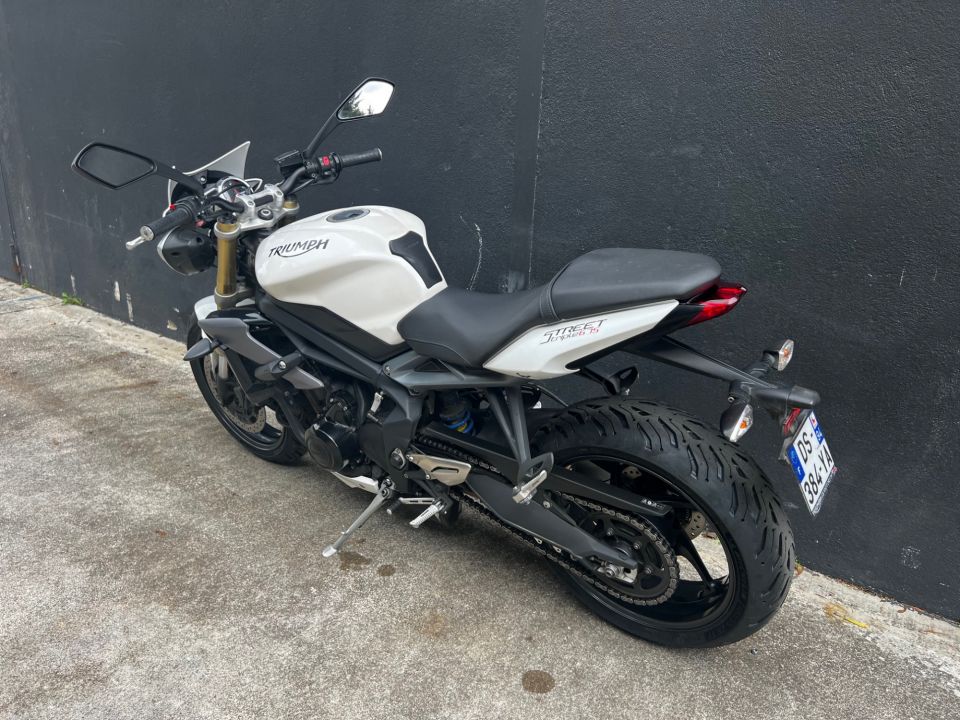 TRIUMPH STREET TRIPLE 675 4