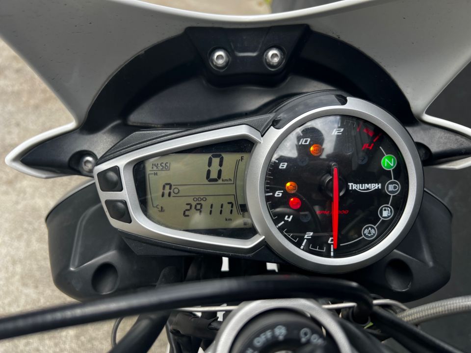 TRIUMPH STREET TRIPLE 675 4