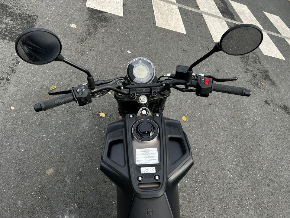 HUSQVARNA SVARTPILEN 125 ABS 4