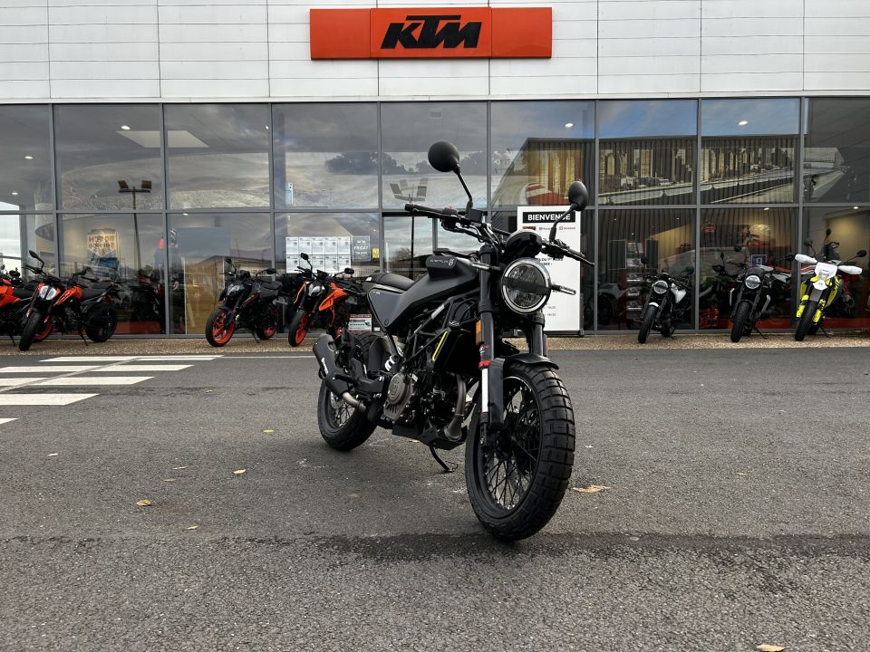 HUSQVARNA SVARTPILEN 125 ABS 4