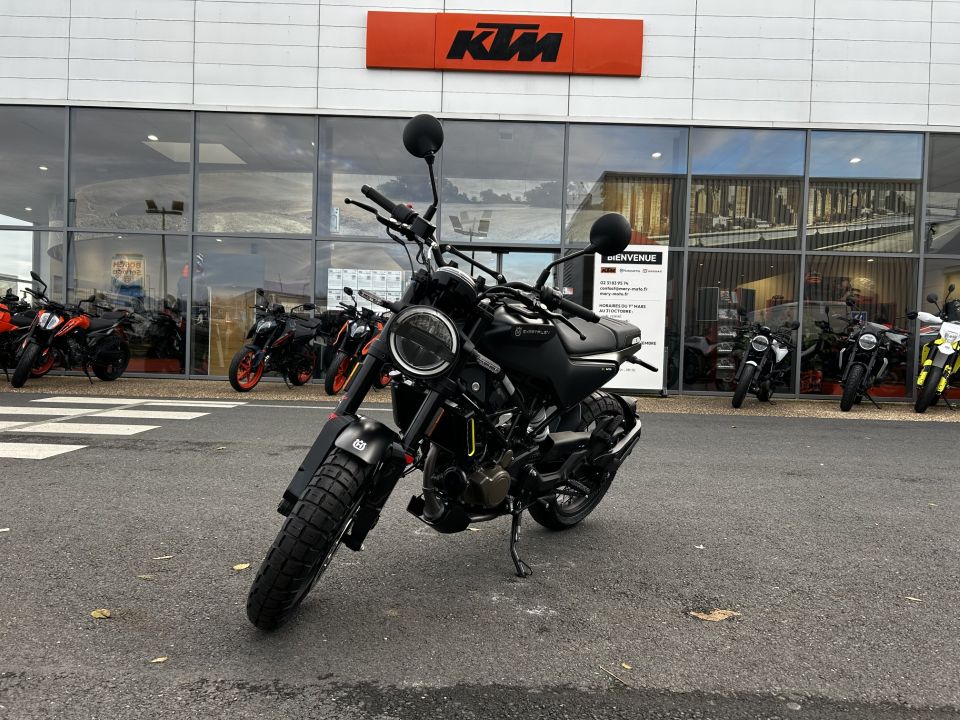 HUSQVARNA SVARTPILEN 125 ABS 4