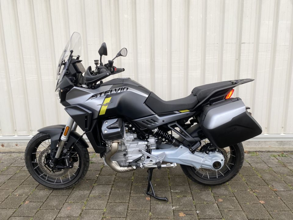 MOTO GUZZI STELVIO 4