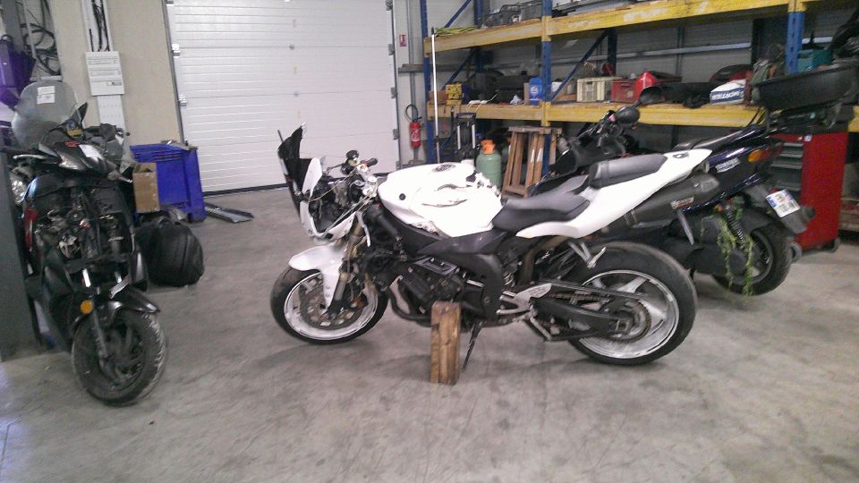 YAMAHA YZF 1000 R1 4