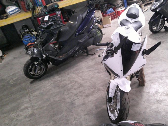 YAMAHA YZF 1000 R1 4