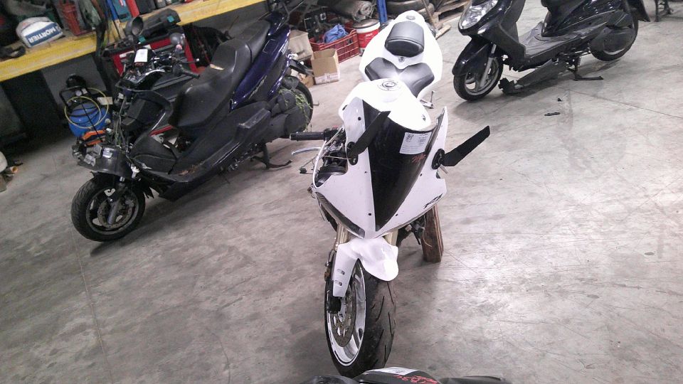 YAMAHA YZF 1000 R1 4