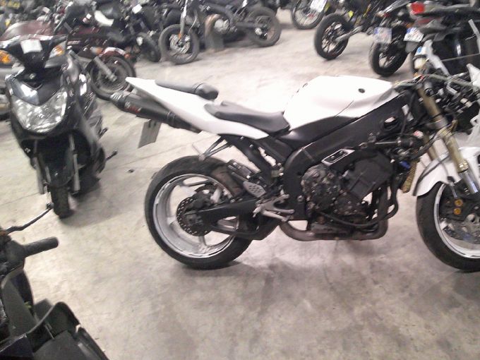 YAMAHA YZF 1000 R1 4