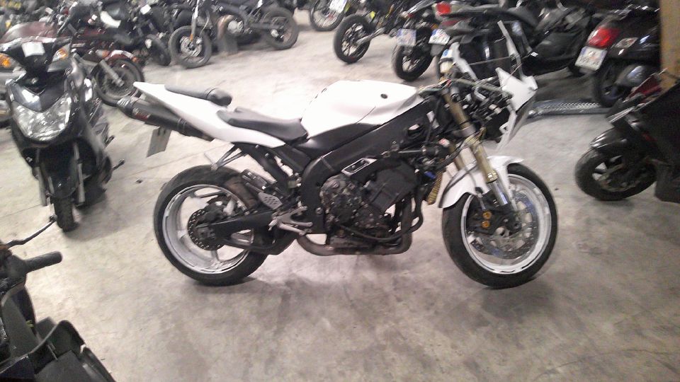 YAMAHA YZF 1000 R1 4