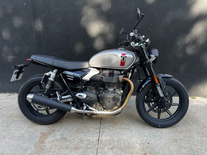 TRIUMPH SPEED TWIN 900 4