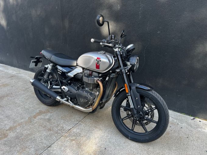 TRIUMPH SPEED TWIN 900 4