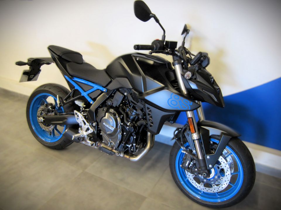 SUZUKI GSX-8S 4