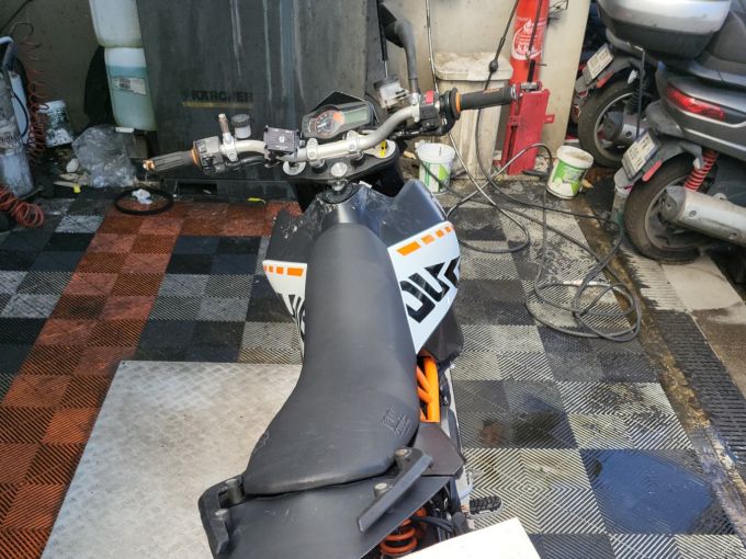 KTM 690 DUKE R 4