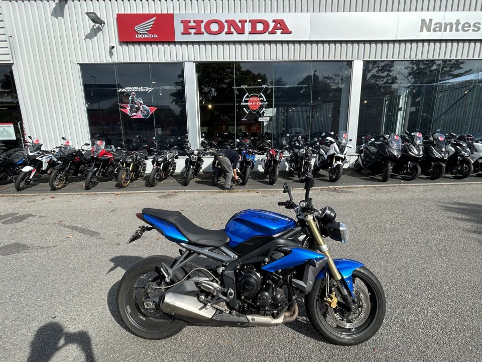 TRIUMPH STREET TRIPLE 675 4