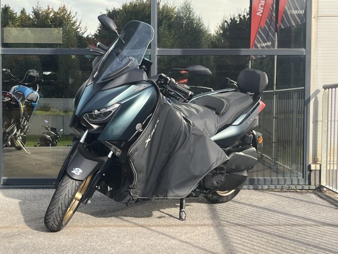 YAMAHA XMAX 300 Tech Max 4