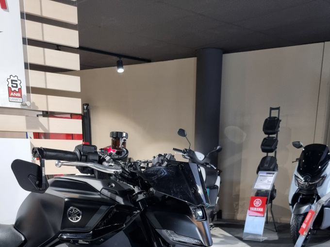YAMAHA MT-09 4