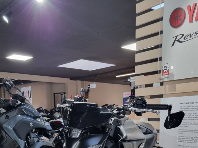YAMAHA MT-09 4