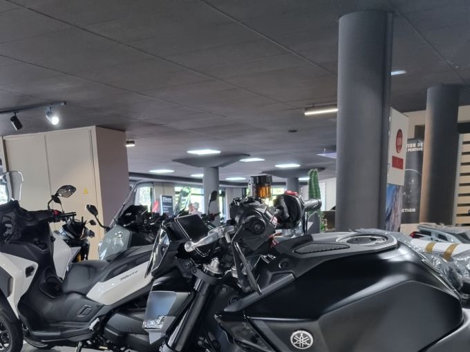 YAMAHA MT-09 4