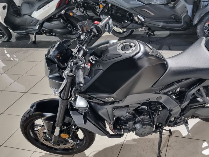 YAMAHA MT-09 4