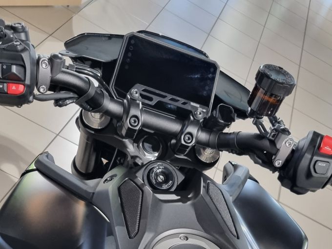 YAMAHA MT-09 4